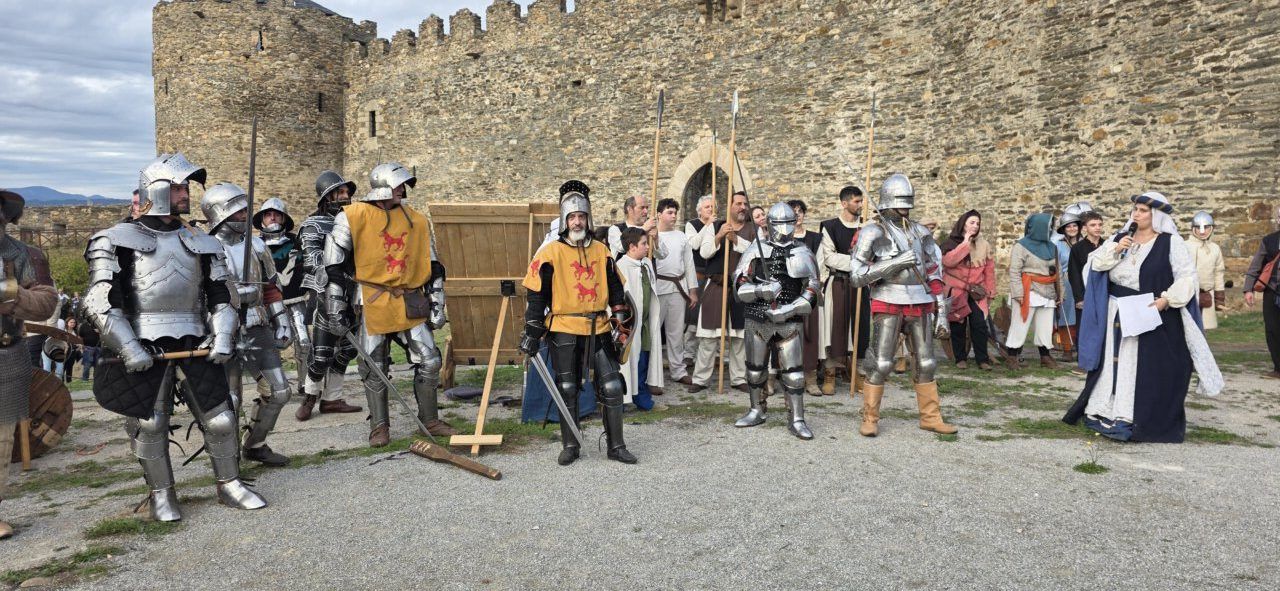 Grupo de personas en trajes medievales durante una recreación histórica