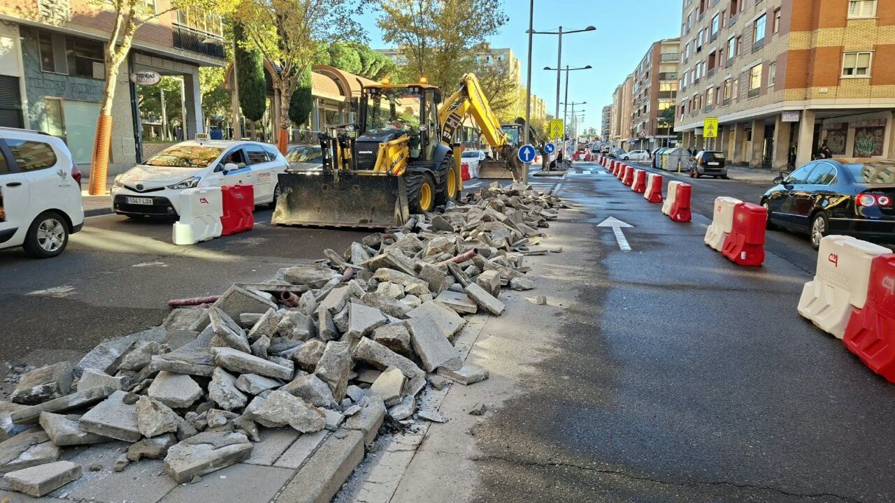 Obras en el paseo de los Madroños en Salamanca con maquinaria y escombros.