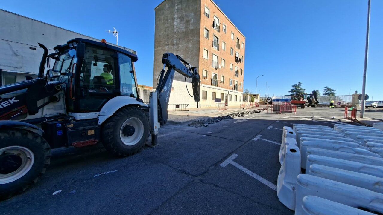 Obras en el paseo de los Madroños en Salamanca con maquinaria pesada.