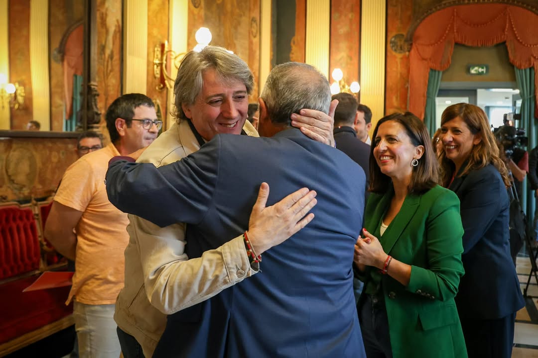 Carlos Martínez Mínguez abrazando a un compañero en un evento del PSOE