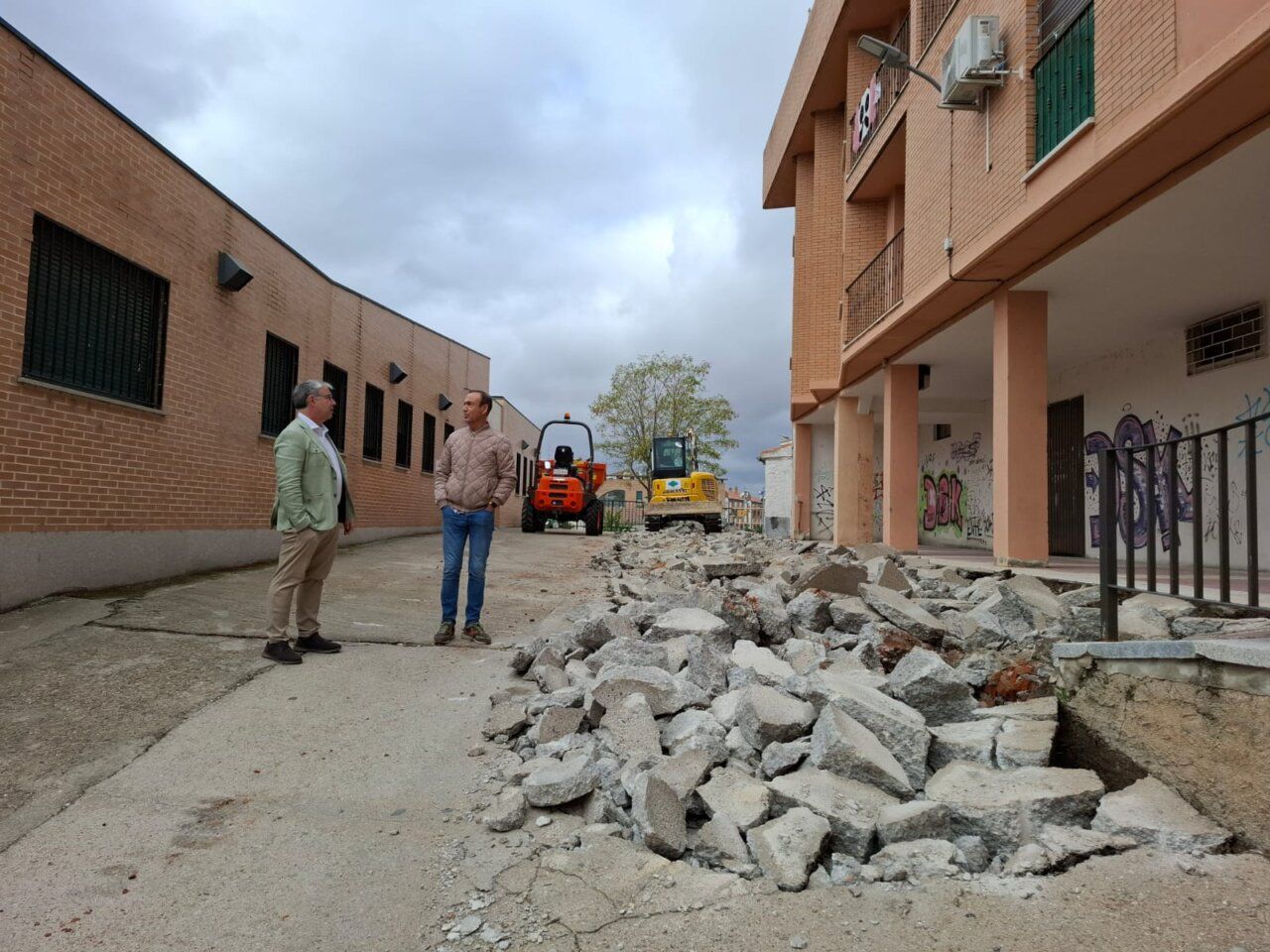 Alcalde y concejal observan obras en la calle Sur de Carbajosa.