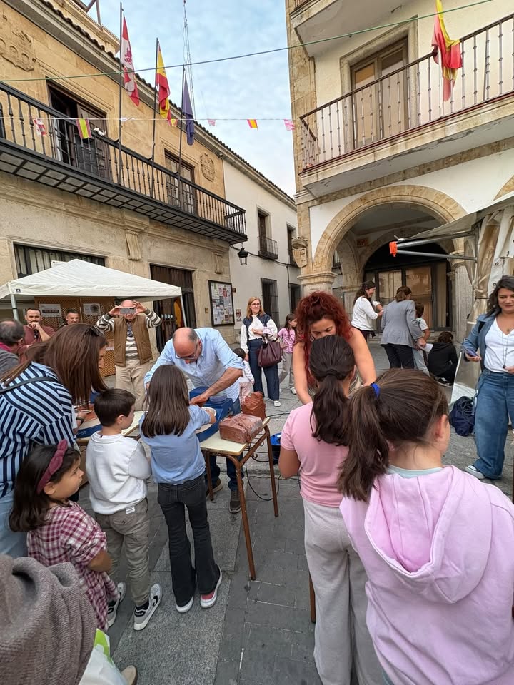 Demostraciones de alfarería en la Feria del Barro en Alba de Tormes