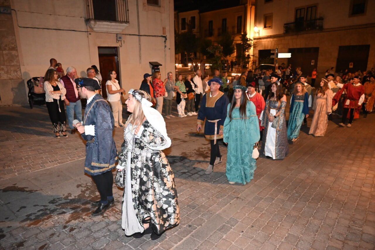 Grupo de personas vestidas con trajes históricos en Ciudad Rodrigo