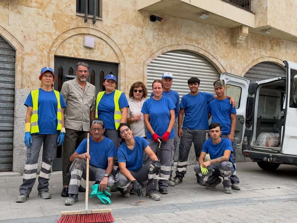 Grupo de jóvenes trabajando en la mejora de espacios públicos en Villamayor