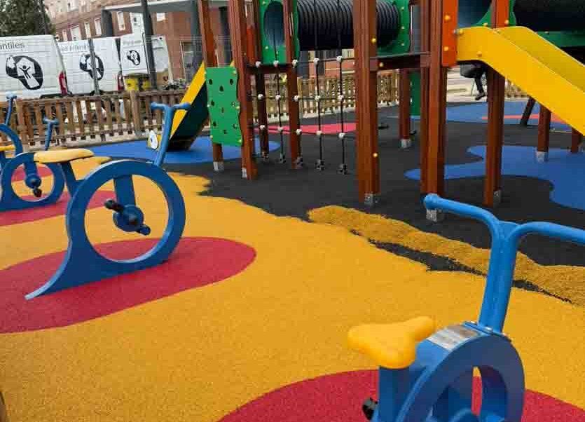 Zona de juegos infantiles en el parque Castilla y León con nuevos equipos