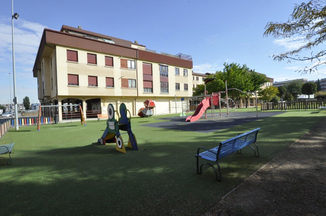 Parque infantil en Santa Marta de Tormes con nuevos juegos y columpios