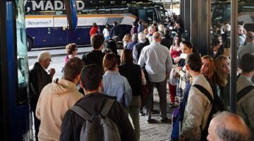 Los autobuses de Salamanca a Madrid se llenan mientras quedan plazas en los trenes