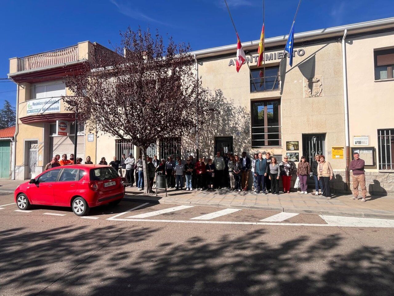 Grupo de personas reunido frente al Ayuntamiento de Castellanos de Moriscos