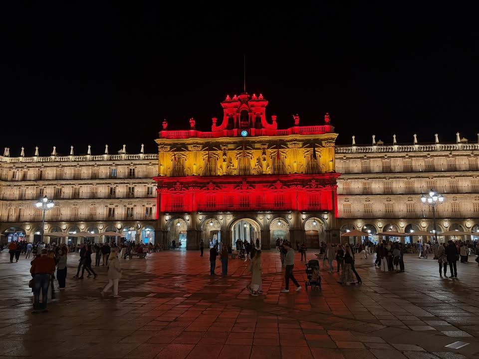 Vista nocturna de la Plaza Mayor de Salamanca con ambiente festivo y luces