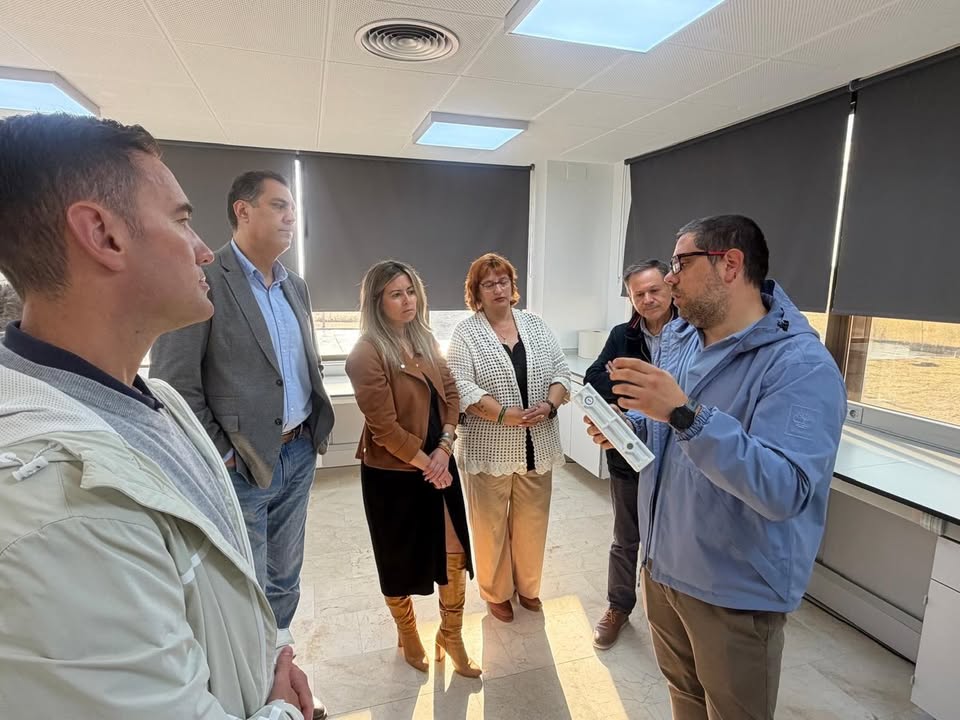 Grupo de personas en la presentación del CERMEST en Fuentes de Oñoro