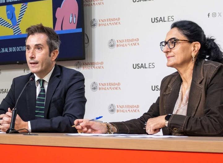 Dos personas sentadas en una mesa durante una presentación sobre emprendimiento sostenible.