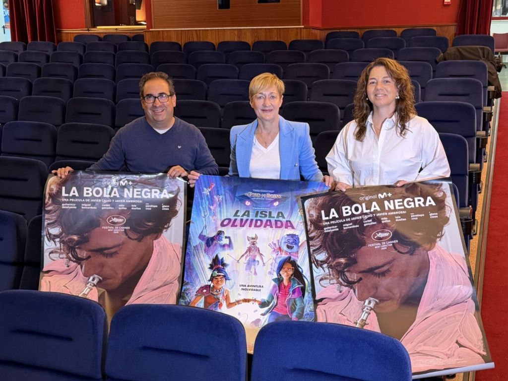 Presentación de la nueva temporada de cine en Guijuelo con carteles de películas.