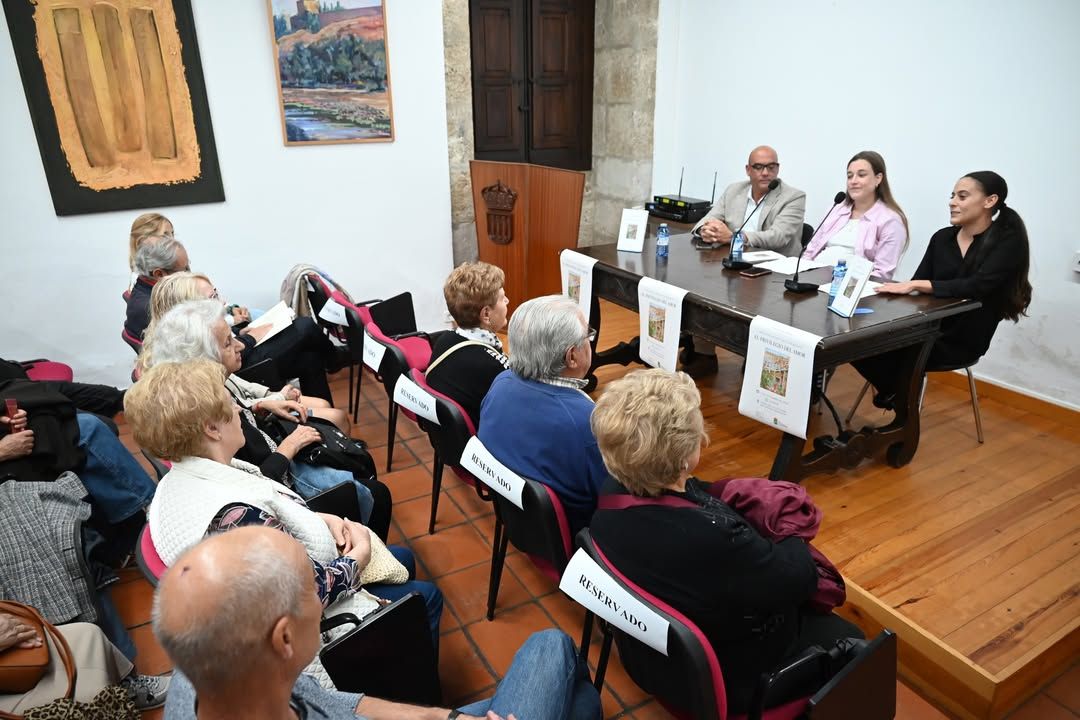 Presentación del poemario El privilegio del amor en Ciudad Rodrigo con público atento.
