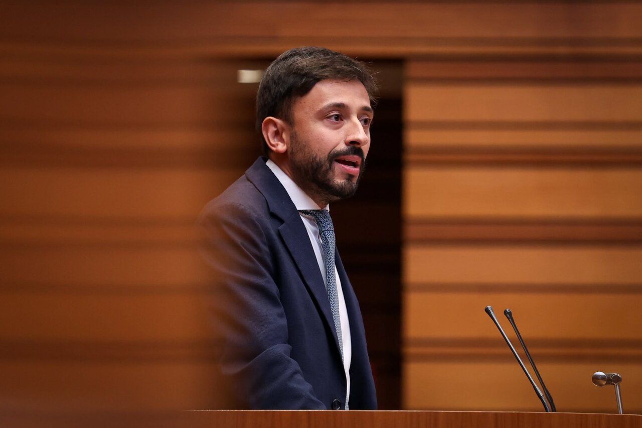 Procurador del PSOE hablando en las Cortes de Castilla y León sobre transporte público