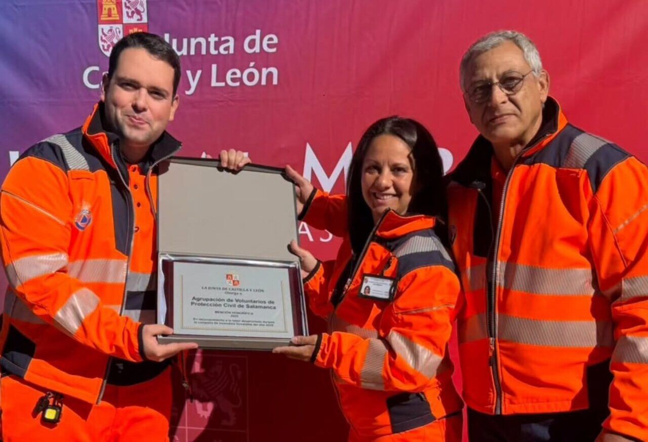 Tres integrantes de Protección Civil de Salamanca sostienen una placa ante un fondo institucional.