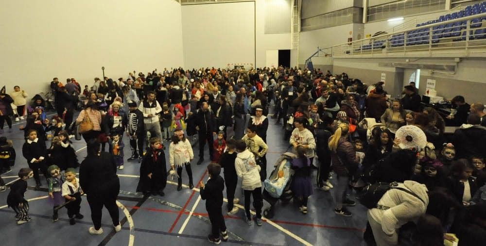 Público con disfraces reunido en el interior de un recinto deportivo