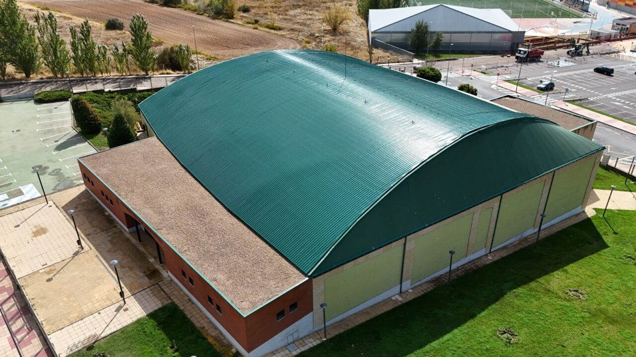 Vista aérea de la cubierta del polideportivo en Carbajosa de la Sagrada