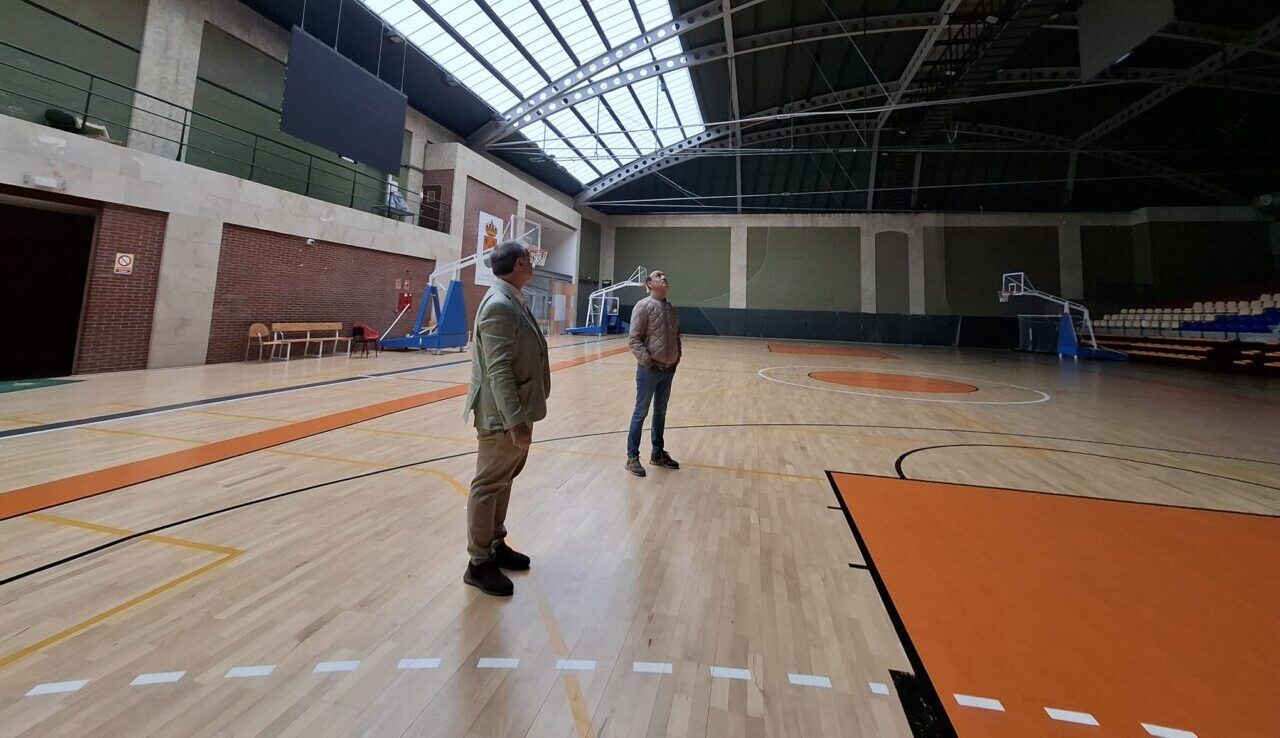 Alcalde y concejal observando la cubierta del polideportivo
