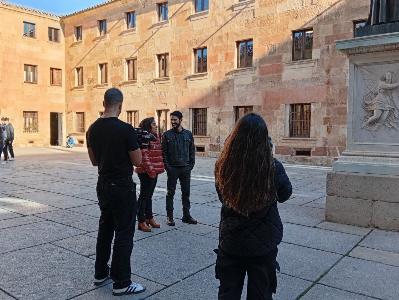 Un equipo de grabación filma a dos personas en una plaza de Salamanca