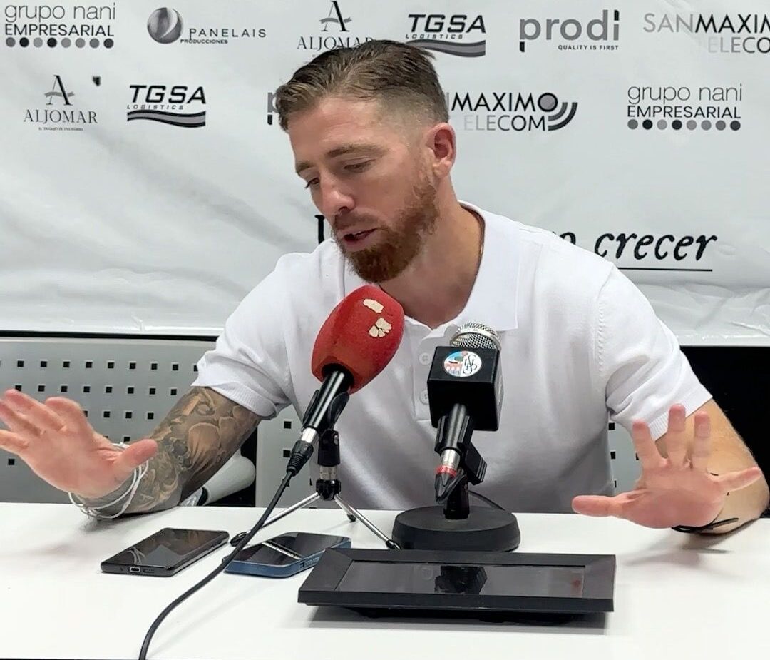 Iker Muniain en rueda de prensa hablando sobre sus jugadores