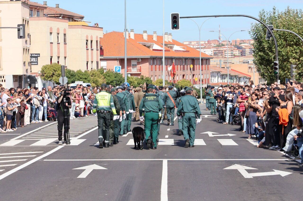 Homenaje a la Guardia Civil durante el día de la Virgen del Pilar en Salamanca.