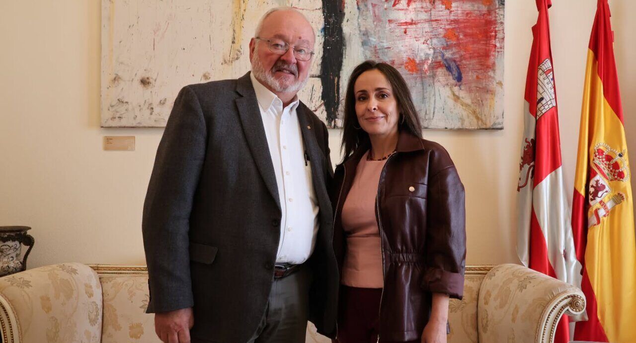 Encuentro entre el exalcalde de Lima y una representante en Salamanca