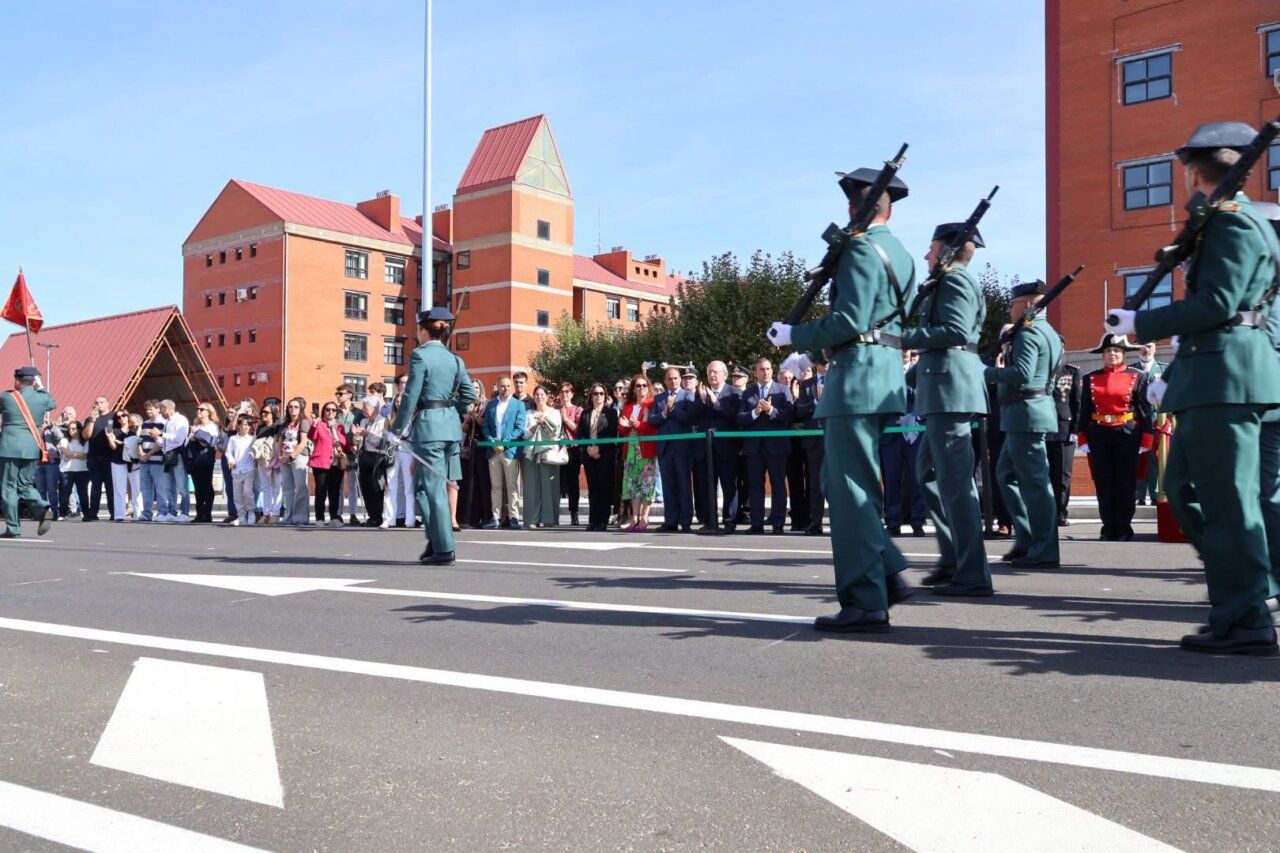 Ceremonia de homenaje a la Guardia Civil en Salamanca con asistentes aplaudiendo.