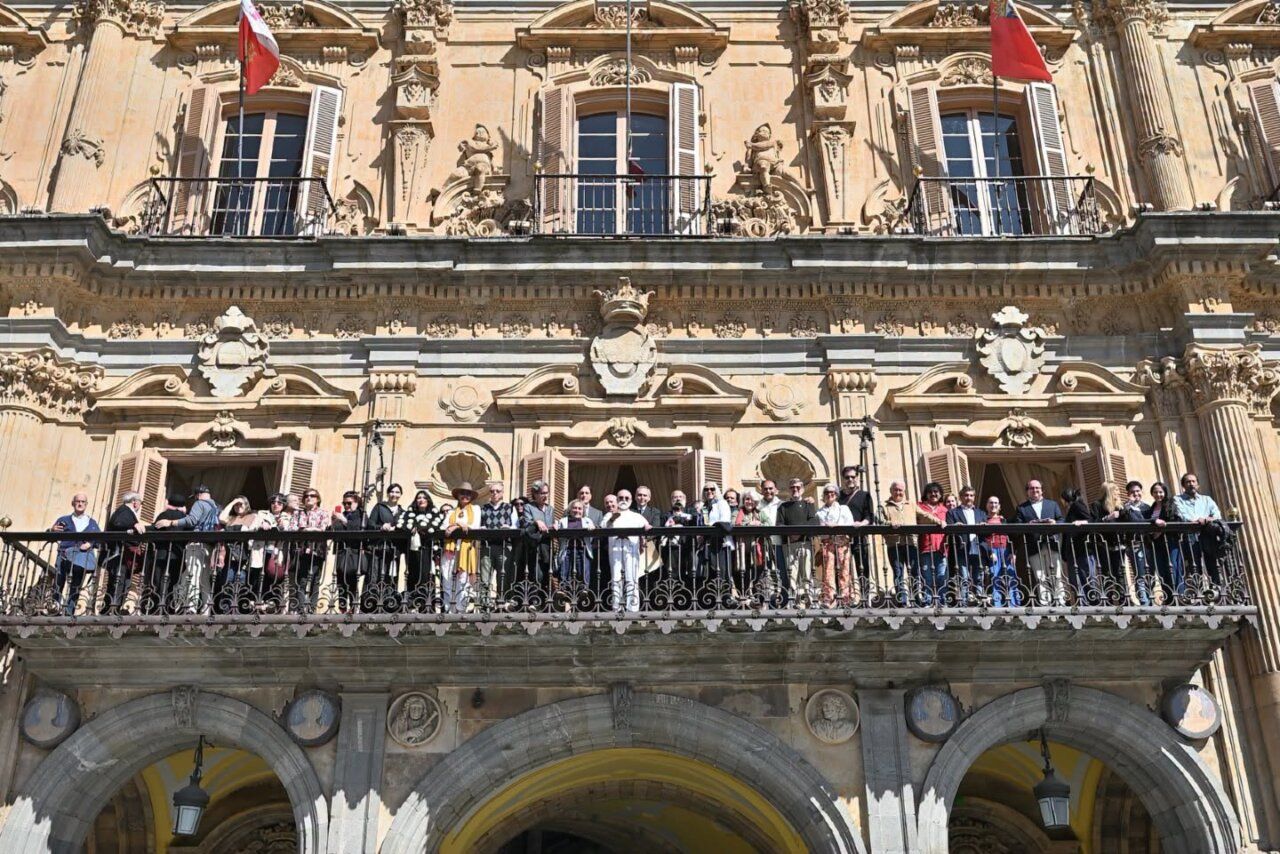 Grupo de poetas en el balcón del Ayuntamiento de Salamanca