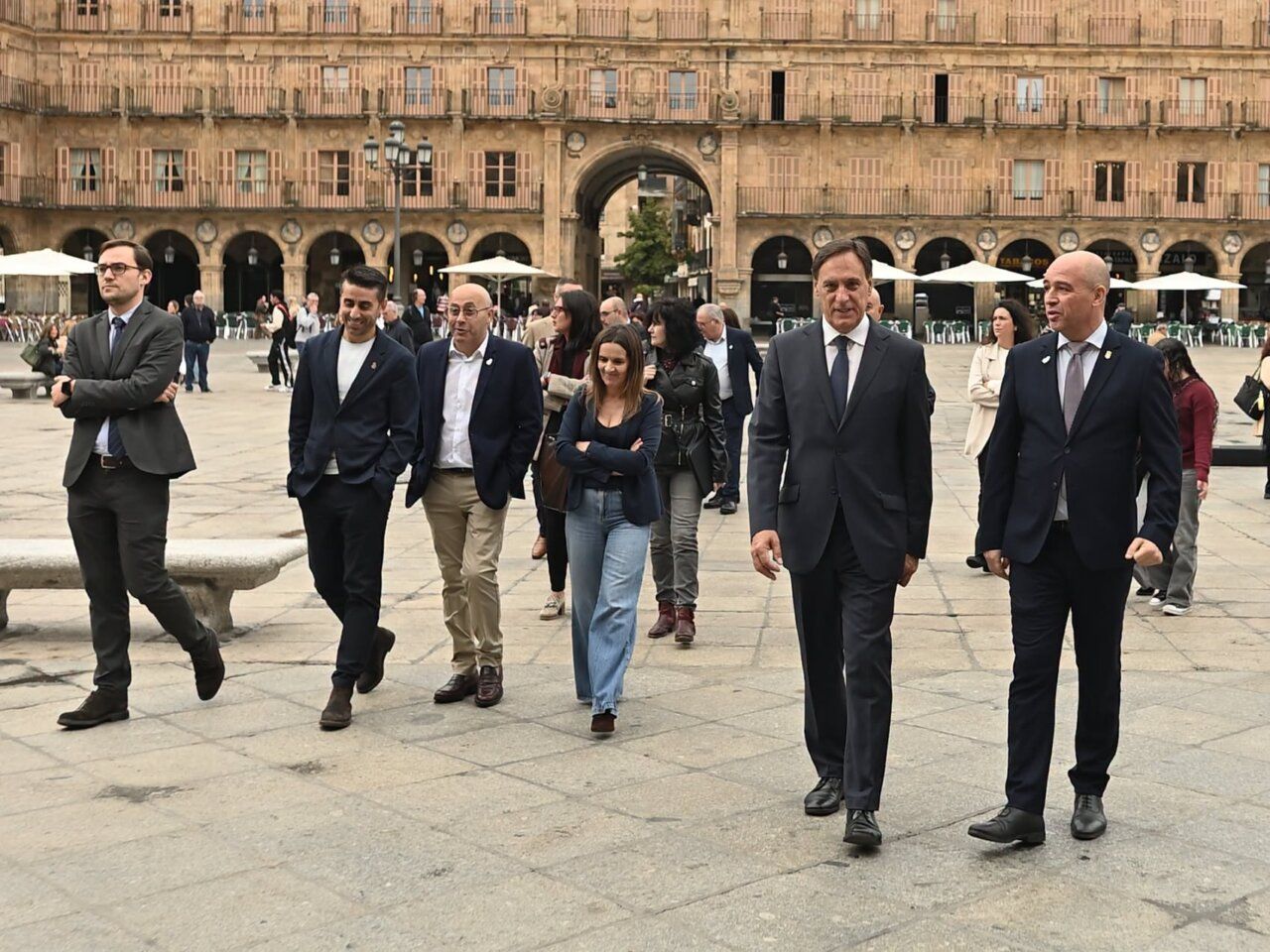 Grupo de personas caminando en la Plaza Mayor de Salamanca