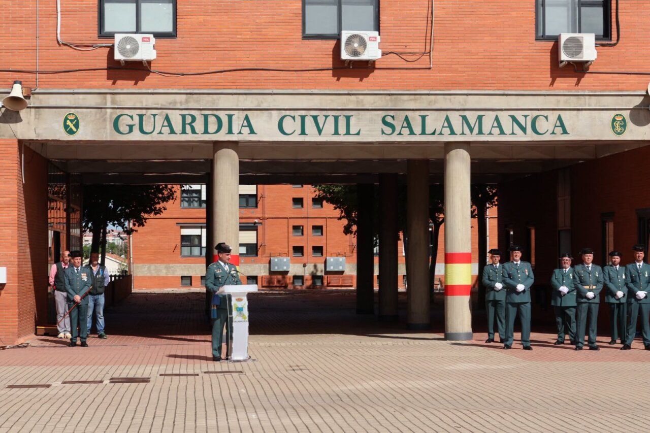 Homenaje a la Guardia Civil en Salamanca durante el día de la Virgen del Pilar