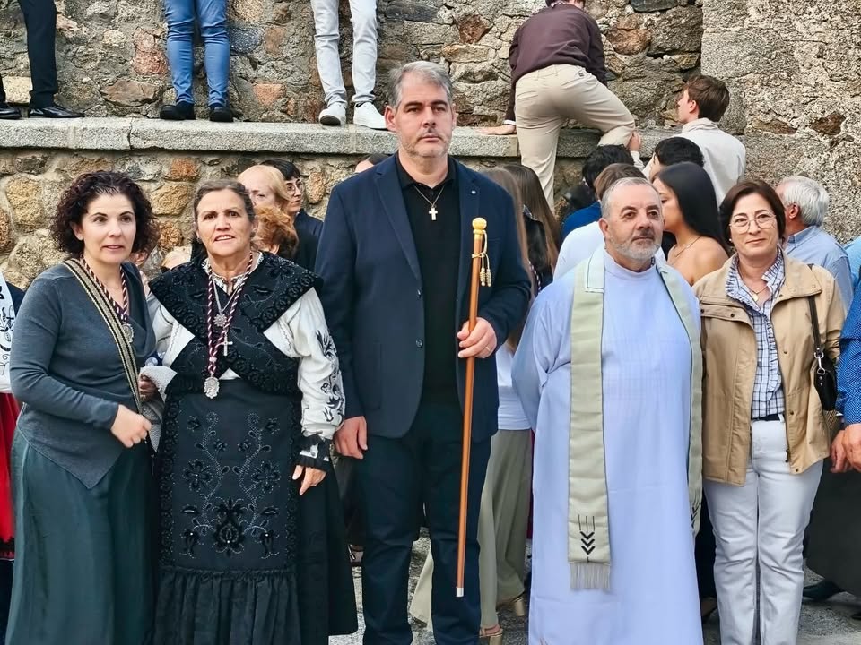 Grupo de personas en la ofrenda floral a la Virgen de Valparaíso en Santibáñez de Béjar