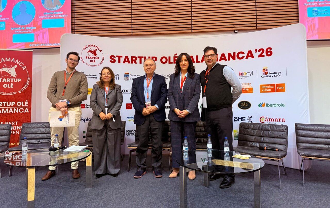 Cinco personas posan ante el cartel de Startup Olé Salamanca 2026