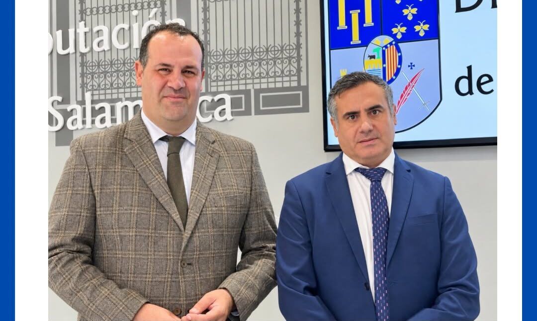 Dos hombres en una conferencia sobre subvenciones para emprendedores en Salamanca