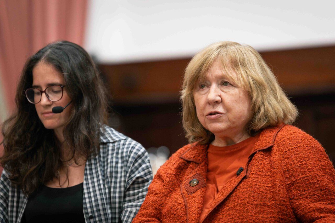 Svetlana Aleksiévich hablando en el Paraninfo de Salamanca