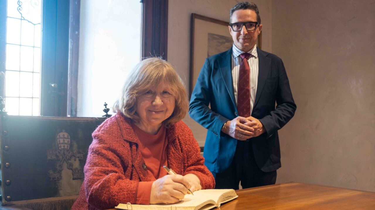 Svetlana Aleksiévich firmando en el libro de honor en Salamanca