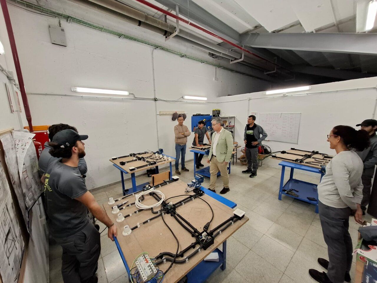 Grupo de personas en taller de formación sobre energía solar