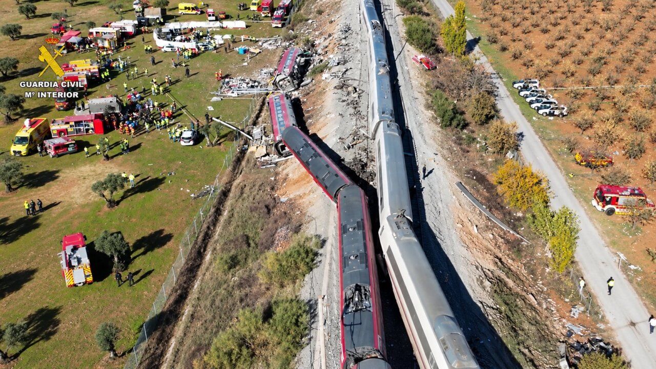 Vista aérea de varios trenes descarrilados y vehículos de emergencia junto a las vías