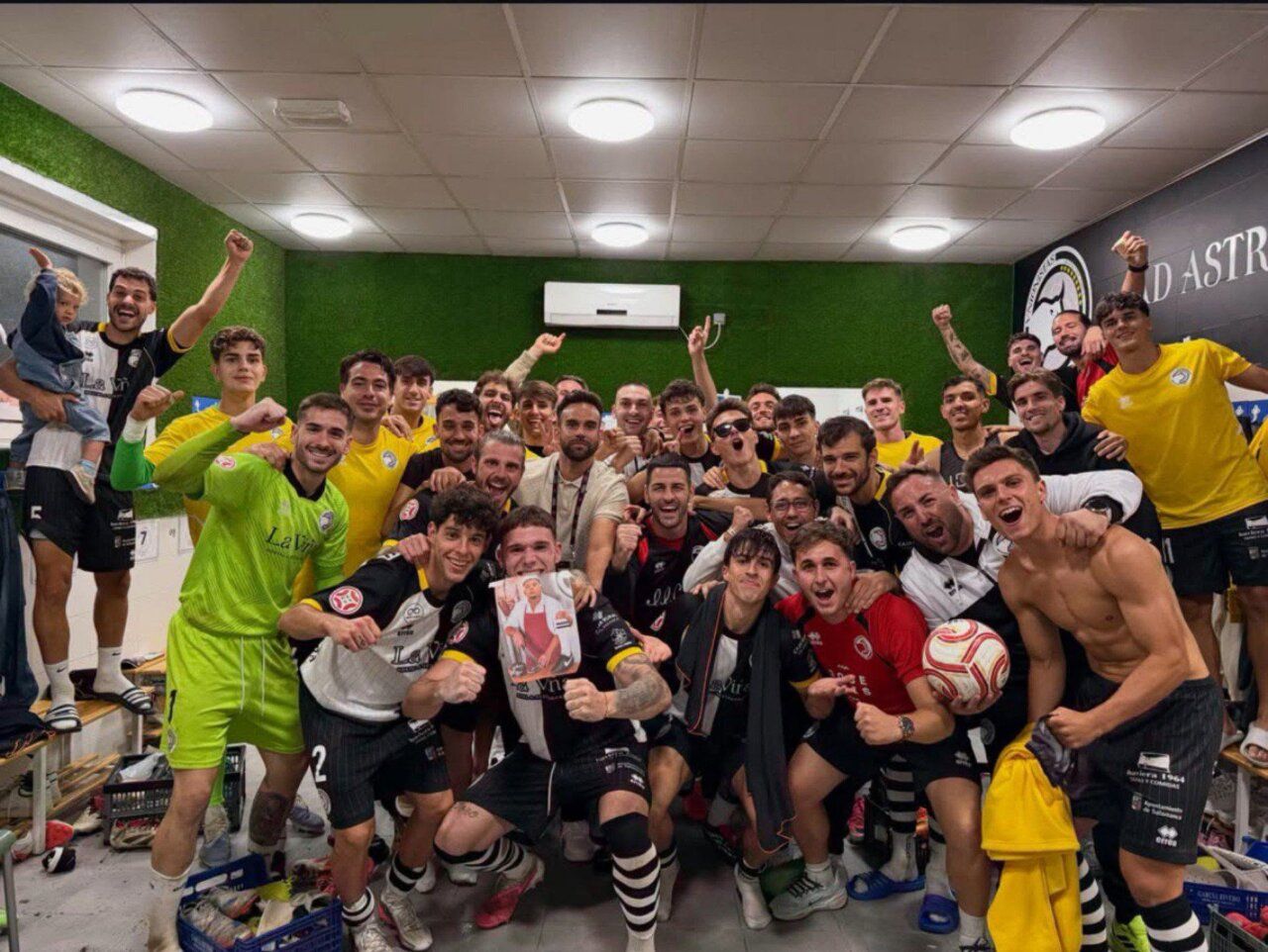 Jugadores de Unionistas de Salamanca celebrando una victoria en el vestuario